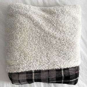 New Grey Plaid Cuddl Duds Throw Blanket